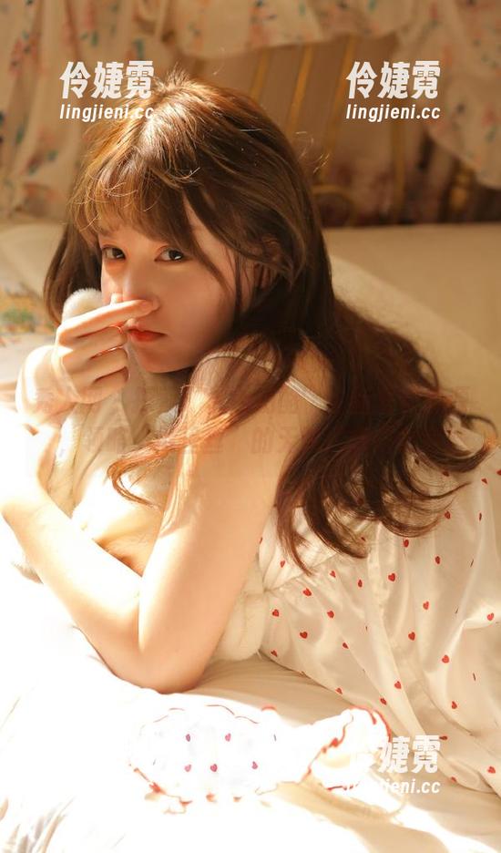 秀人网 - 探索“桃色奶酪”全新写真资源，领略“裤里丝”的无限风情与创意-伶婕霓