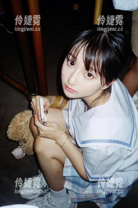 秀人网 - 私语baby的精致瞬间：分享高清腰身纤细写真，感受细腻之美-伶婕霓