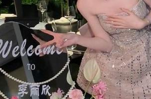 秀人网 - 每一张美图都透着魅惑，绯月樱-Cherry在蕾丝吊袜制服与孔雀绿吊裙中尽显风情万种