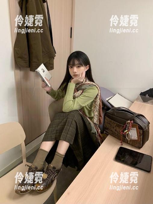 秀人网 - 最新图库揭秘：菲菲吃不胖在天台的浪漫瞬间-伶婕霓