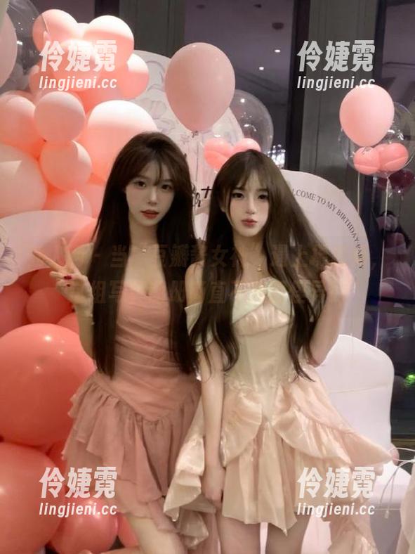 秀人网 - 当“豆瓣酱女神”遇上摄影师，这组写真图册简直不能再怪异！-伶婕霓