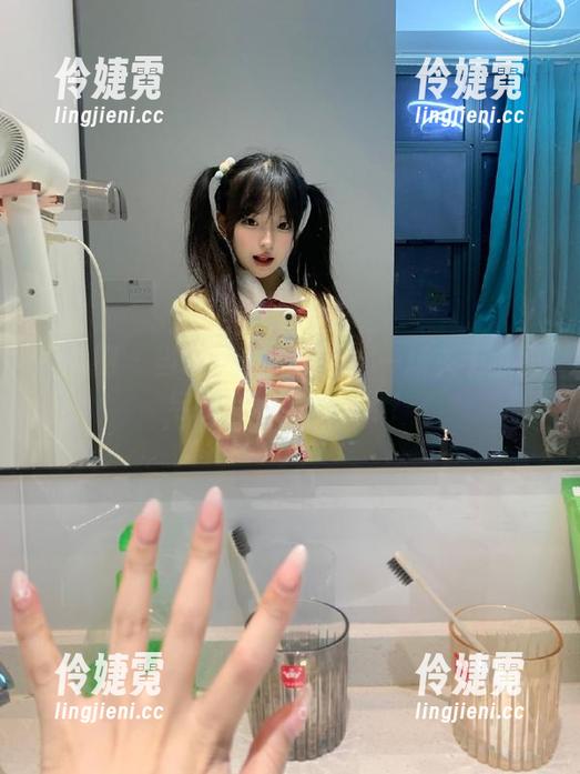 秀人网 - 当软情遇上天台：一场关于原图与图册的梦幻邂逅！-伶婕霓