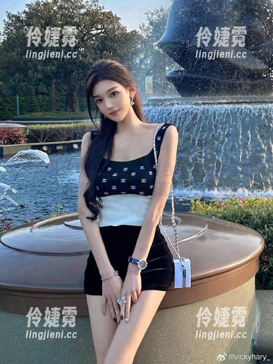 秀人网 - 软软Roro的肉色吊裙三亚旅拍，图包里藏着你的夏日梦想！-伶婕霓