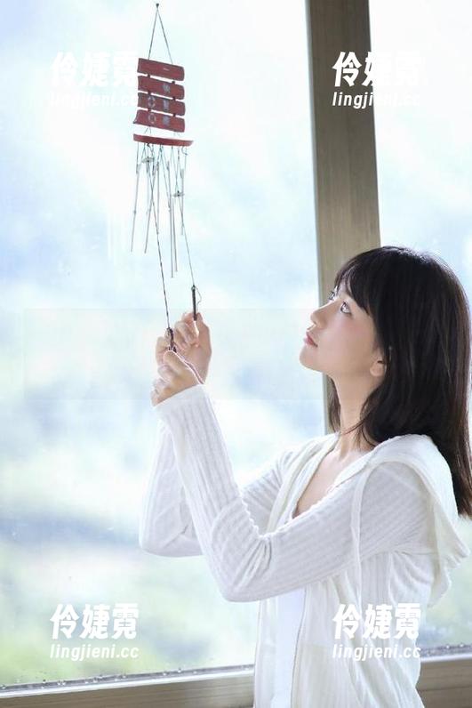 秀人网 - 陈念灵Vickyao修女写真作品解析：从原图看艺术的深度与细节-伶婕霓