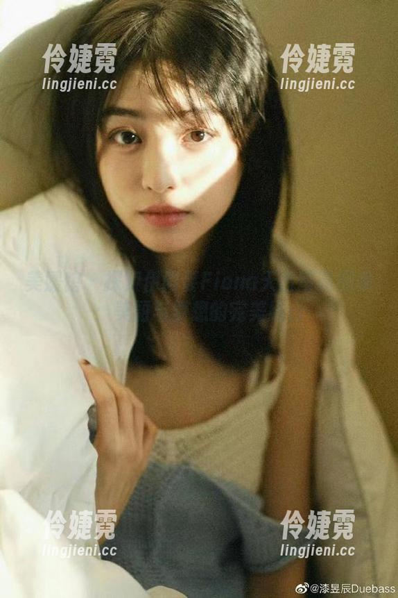 美媛馆 - 探索伊雨蔓Fiona天台写真图集：美丽与梦想的完美结合-伶婕霓