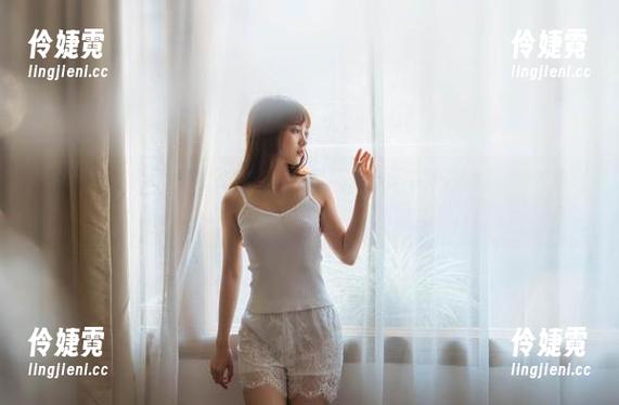 蜜桃社 - 探索萌美Moemi的纯白写真，分享她那无与伦比的灵动之美！-伶婕霓