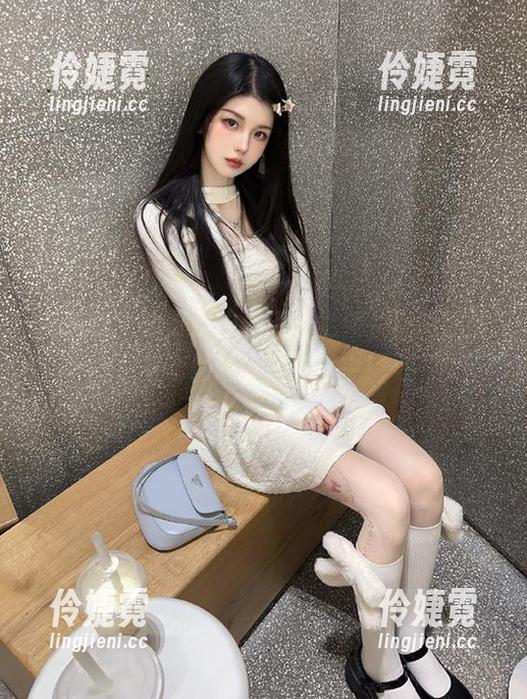 袜啵啵 - 小沫厚白丝诱惑上架，精彩原图与套图让你陶醉其中！-伶婕霓