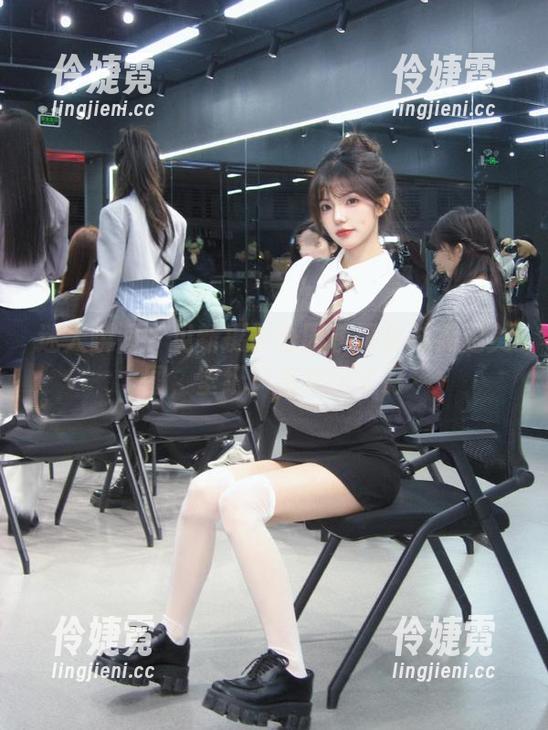迷人瞬间：见新摄影公园校服棉袜裸足美图，壁纸风格缤纷多彩-伶婕霓