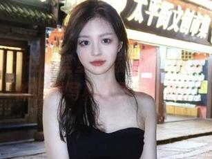 语画界 - 在浴室里邂逅奶瓶，快来下载她的原创写真原图与图包！