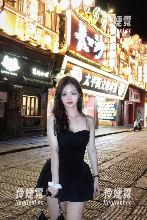 语画界 - 在浴室里邂逅奶瓶，快来下载她的原创写真原图与图包！-伶婕霓