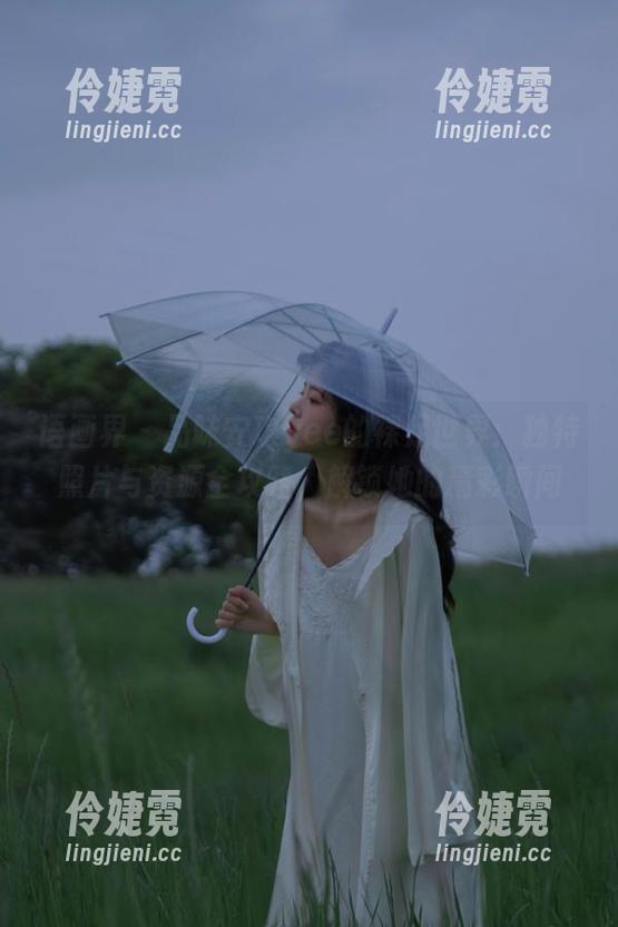 语画界 - 品味安琪yee的裸足世界：独特照片与资源全攻略，解锁她的精彩瞬间-伶婕霓