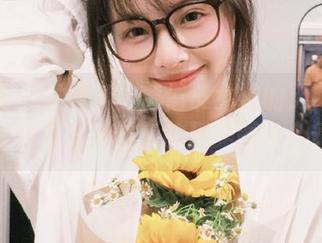 青豆客 - 发现杨上萱俏皮女神的无限魅力，在线查看她最新的精美图片合集！