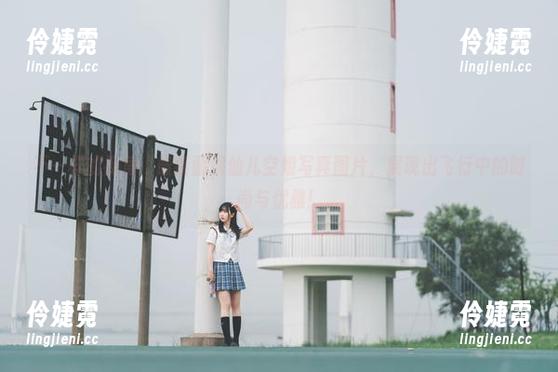 不一样的视角：最新面饼仙儿空姐写真图片，展现出飞行中的时尚与优雅！-伶婕霓