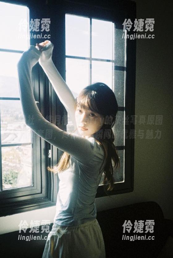 魅妍社 - 绯月樱-Cherry的灰丝写真原图与精美套图，尽情捕捉瞬间的优雅与魅力-伶婕霓